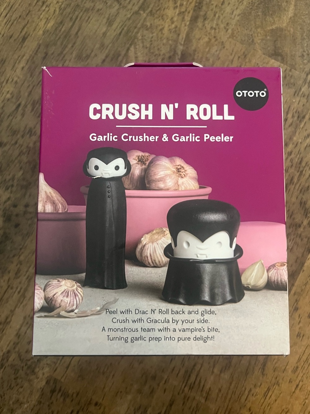 Ototo Crush N’ Roll Garlic Crusher & Peeler Silicone and Plastic Kitchen Tool